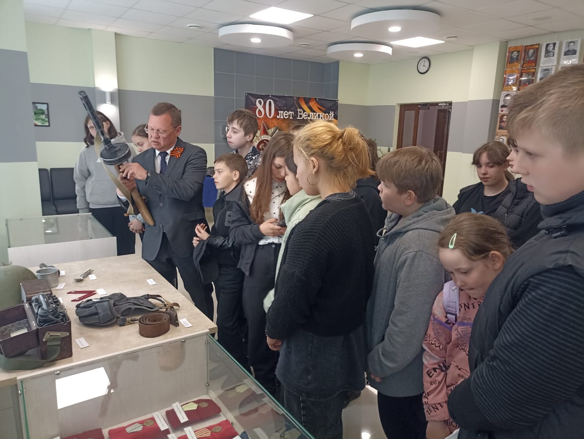 Воспитанники Михайловской школы-интерната посетили выставку, организованную в прокуратуре области к 80-летию Великой Победы   